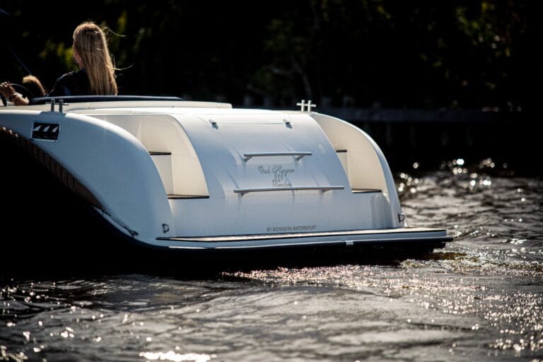 Achterzijde en motorbun van de Oud Huijzer 616 Tender.