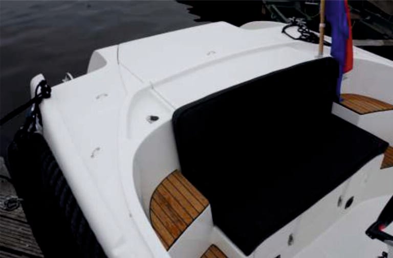 Achterbank met donkere kussens in de Oud Huijzer 616 Tender.