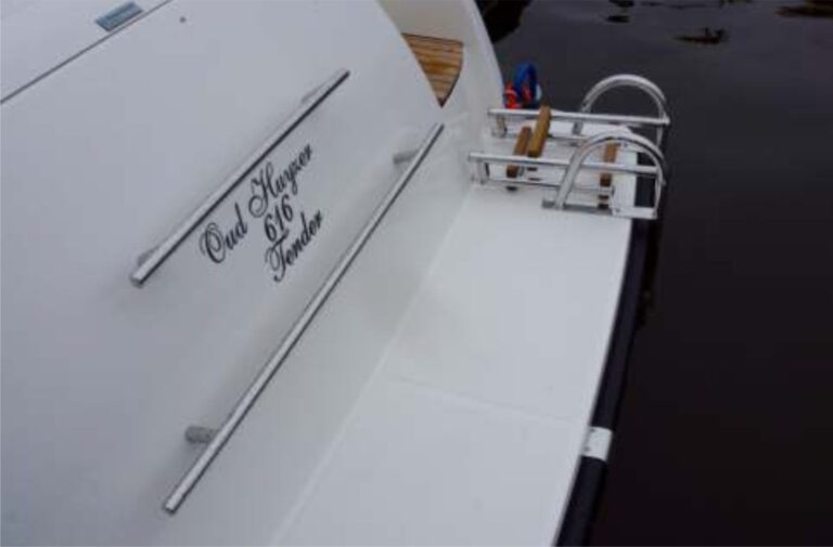 Detail van het zwemplateau en de zwemtrap van de Oud Huijzer 616 Tender.