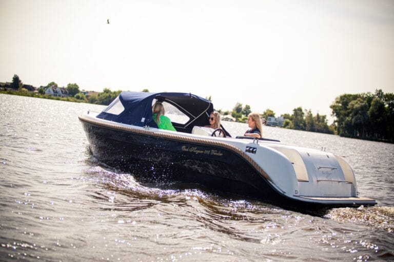Oud Huijzer 616 Tender onderweg, gezien schuin van achteren.