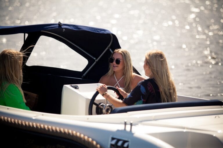 Stuurpositie en zitruimte in de Oud Huijzer 616 Tender.