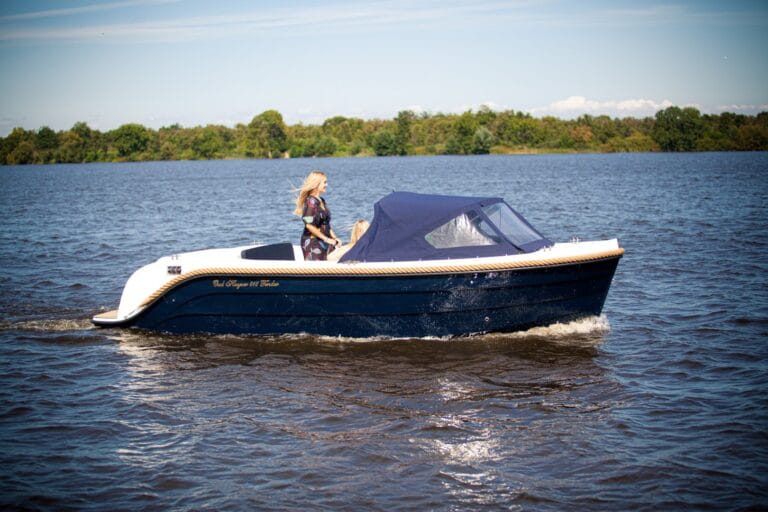 Oud Huijzer 616 Tender in zijaanzicht met neergeklapte kap.