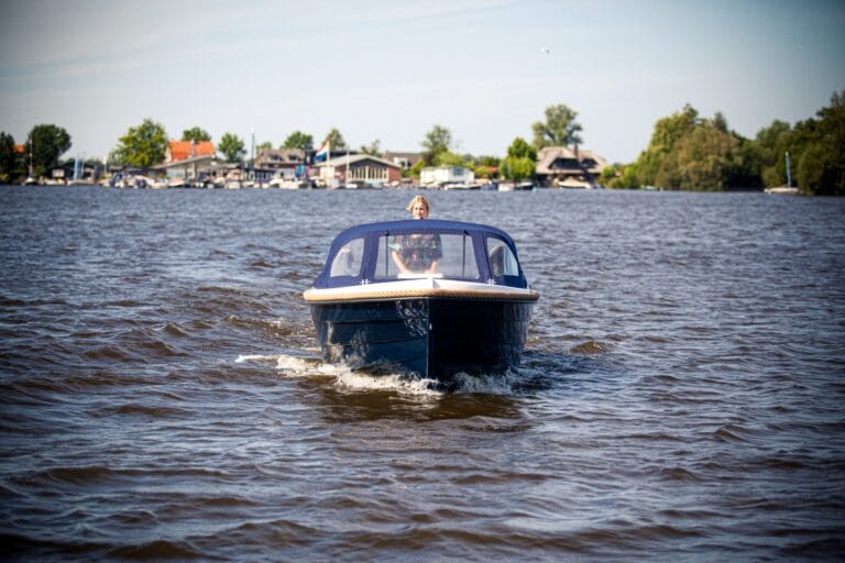 Vooraanzicht van een varende Oud Huijzer 616 Tender.