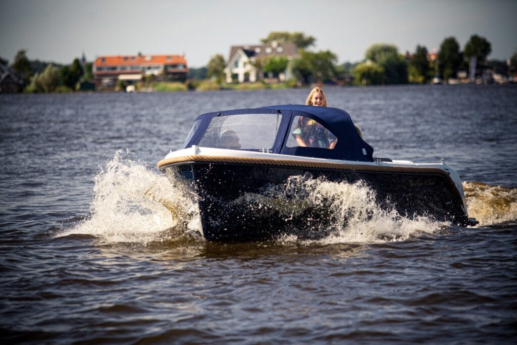 Oud Huijzer 616 Tender varend, gezien schuin van voren.