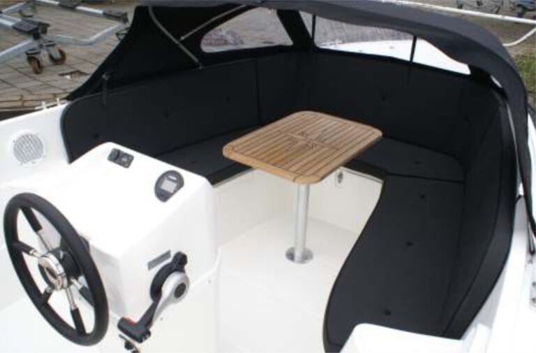 Rondzit, tafel en stuurconsole van de Oud Huijzer 616 Tender.