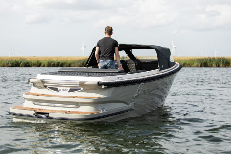 Achteraanzicht van de Oud Huijzer 650 Tender op het water.