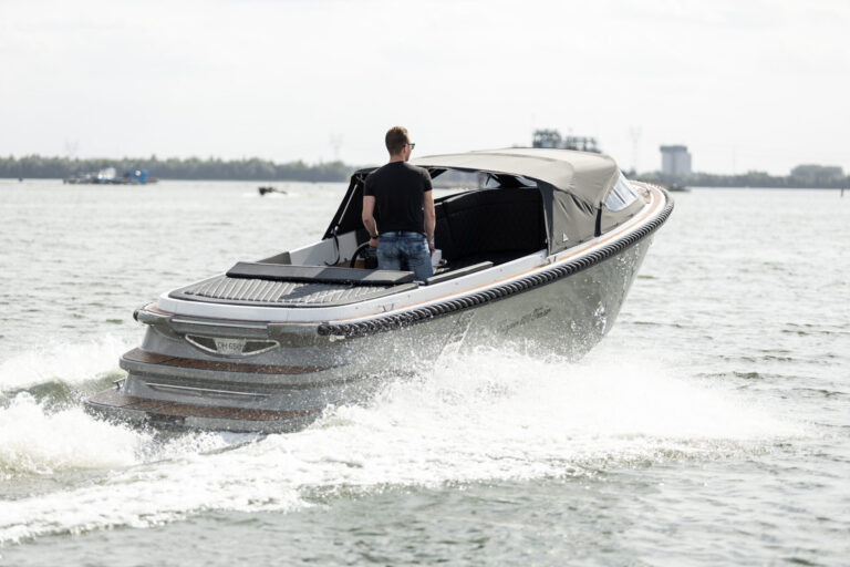 Oud Huijzer 650 Tender onderweg met de motor uit het zicht in de bun.