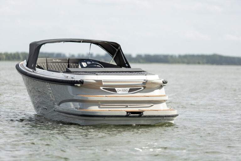 Oud Huijzer 650 Tender met opgezette cabrioletkap op het water.