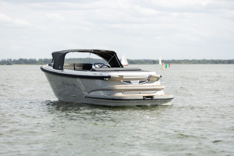 Achterzijde van een Oud Huijzer 650 Tender met cabrioletkap.