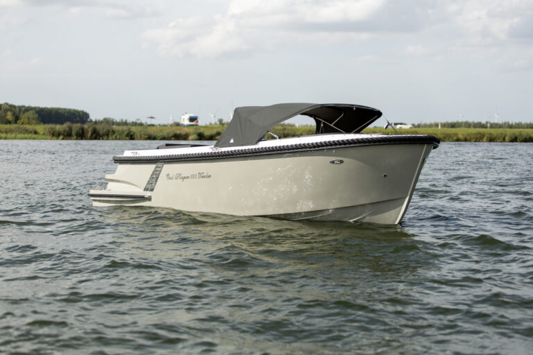 Oud Huijzer 650 Tender schuin van voren met kap en grijze romp.