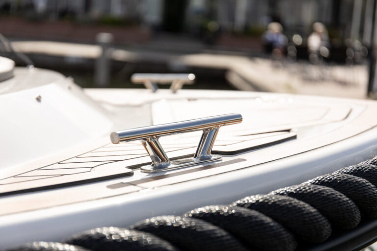 Detail van een RVS kikker en de kabelaring van de Oud Huijzer 650 Tender.