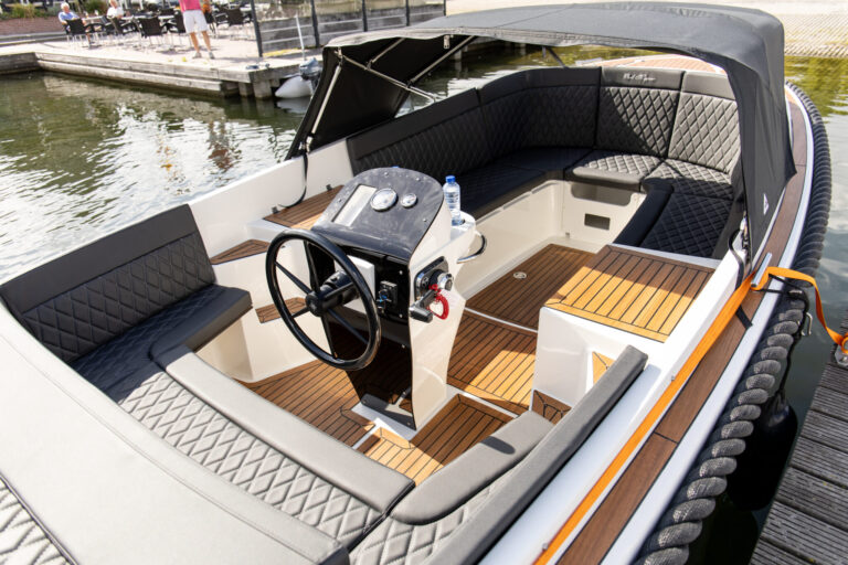 Overzicht van rondzit, stuurconsole en achterbank in de Oud Huijzer 650 Tender.