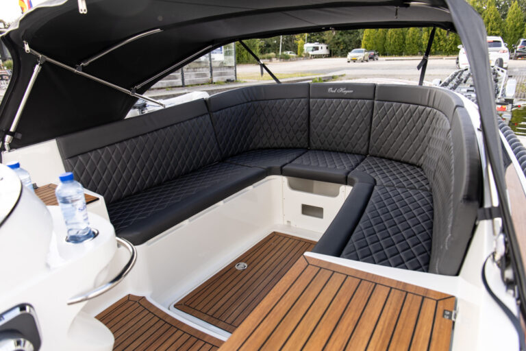 Voorste rondzit met hoge rugkussens in de Oud Huijzer 650 Tender.