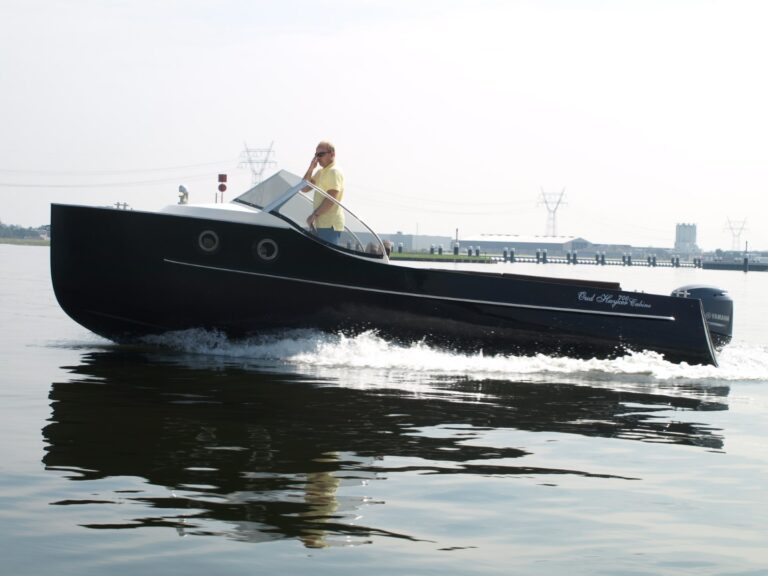 Zijaanzicht van een varende Oud Huijzer 700 Cabin.