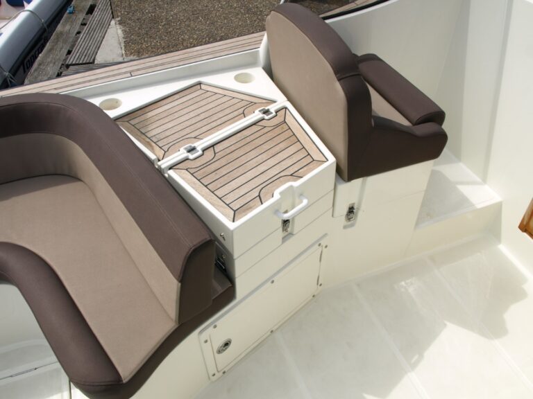 Optionele keukenvoorziening tussen de stoelen van de Oud Huijzer 700 Cabin.