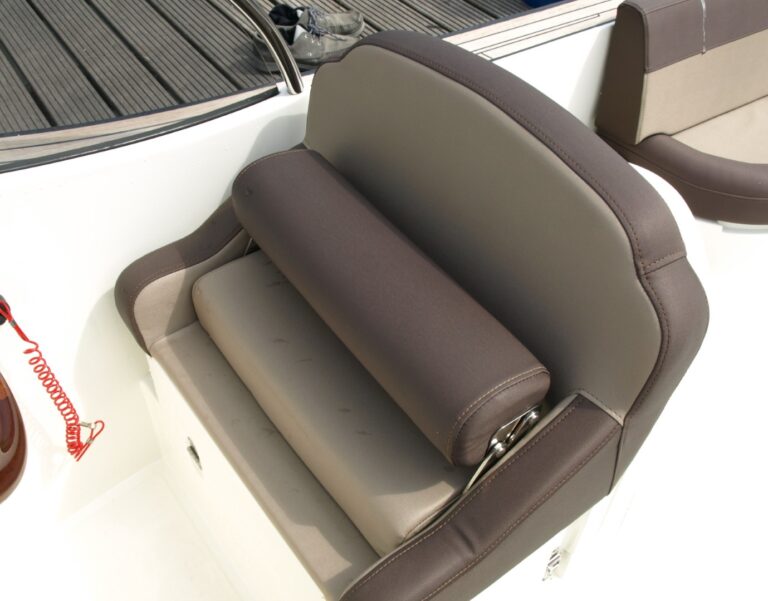 Detail van een kuipstoel in de Oud Huijzer 700 Cabin.
