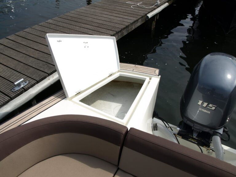 Geopend opbergvak achterin de Oud Huijzer 700 Cabin.