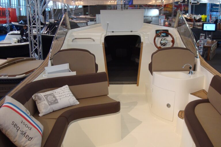 Kuip, stuurstoel en ingang van de cabine in de Oud Huijzer 700 Cabin.
