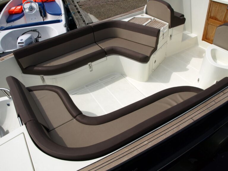 Zitbanken en kuipindeling van de Oud Huijzer 700 Cabin.