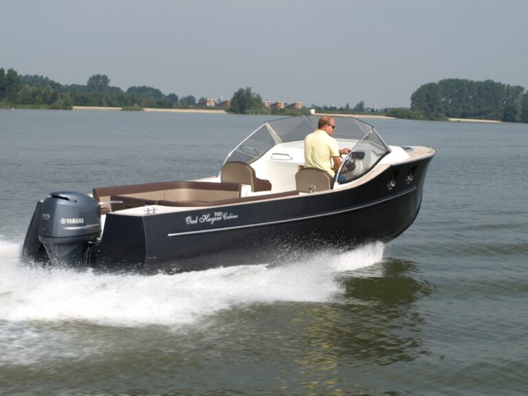 Oud Huijzer 700 Cabin varend met buitenboordmotor achter de spiegel.