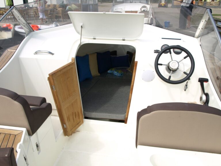 Geopende cabinedeur en stuurpositie in de Oud Huijzer 700 Cabin.