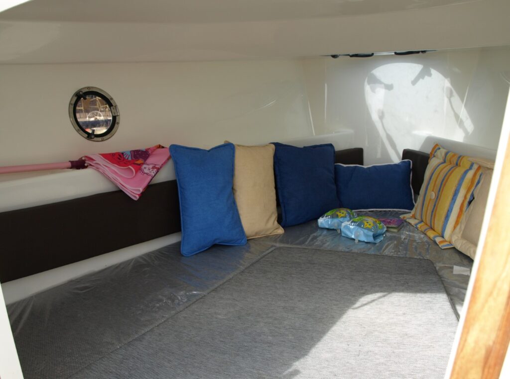 Ligruimte en kussens in de cabine van de Oud Huijzer 700 Cabin.