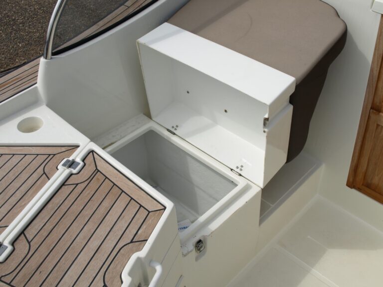 Opengeklapte zit- en bergruimte in de Oud Huijzer 700 Cabin.