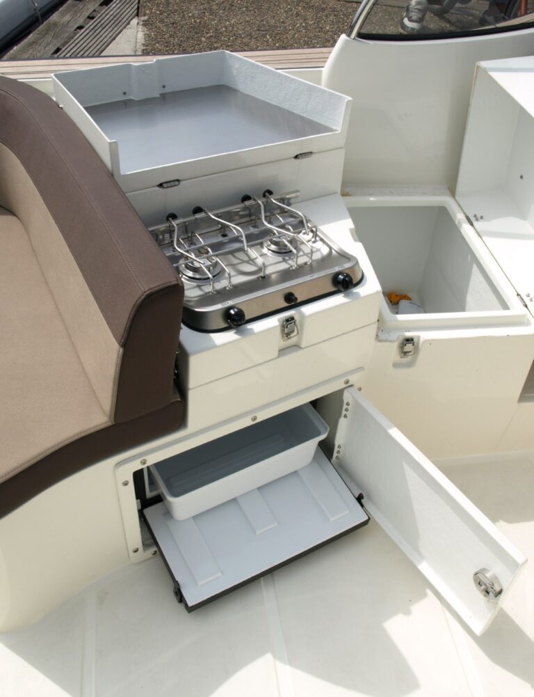 Optioneel kookstel en geopende koellade in de Oud Huijzer 700 Cabin.