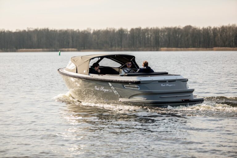 Oud Huijzer 740 Tender met gezelschap op het water.