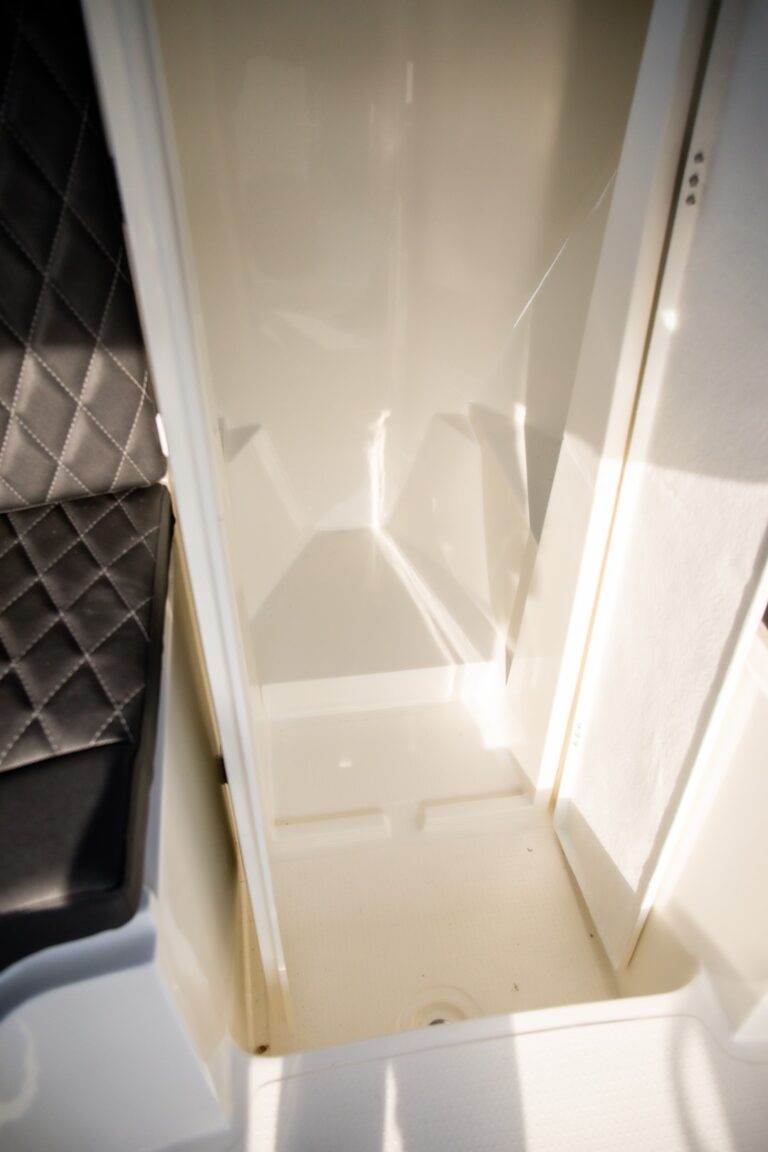 Afgesloten ruimte voor een toilet in de Oud Huijzer 740 Tender.