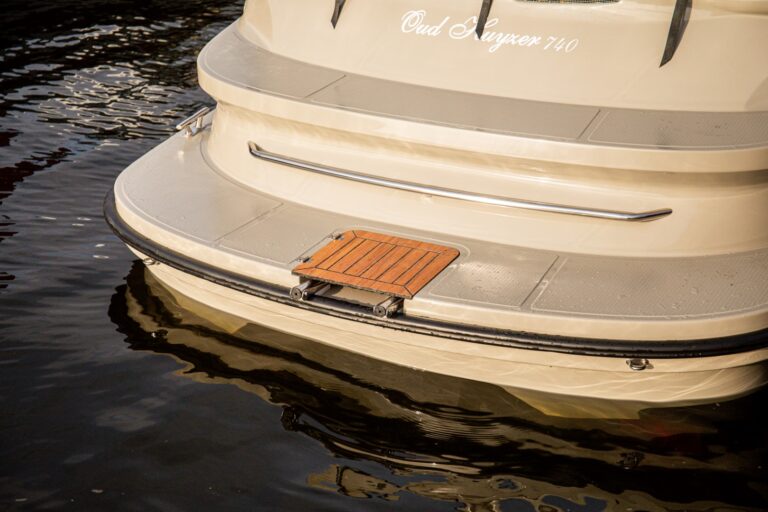 Zwemplateau en achterzijde van de Oud Huijzer 740 Tender.