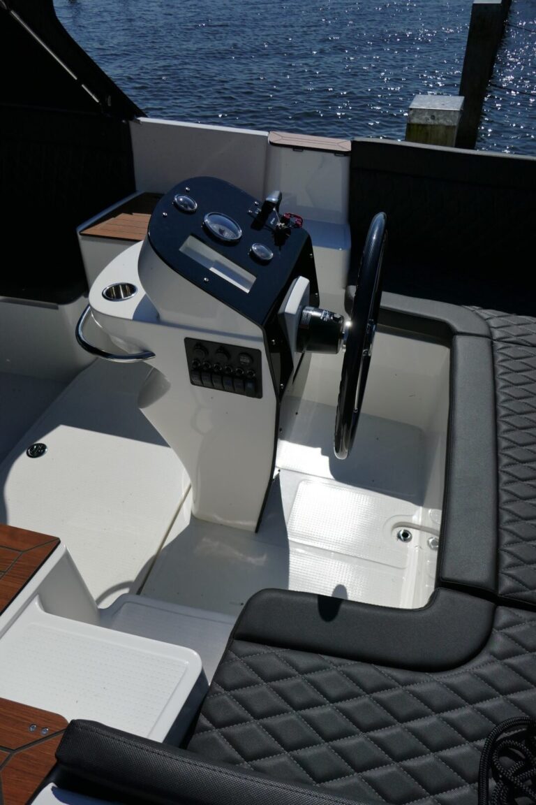 Stuurconsole en zitplaatsen in de Oud Huijzer 740 Tender.