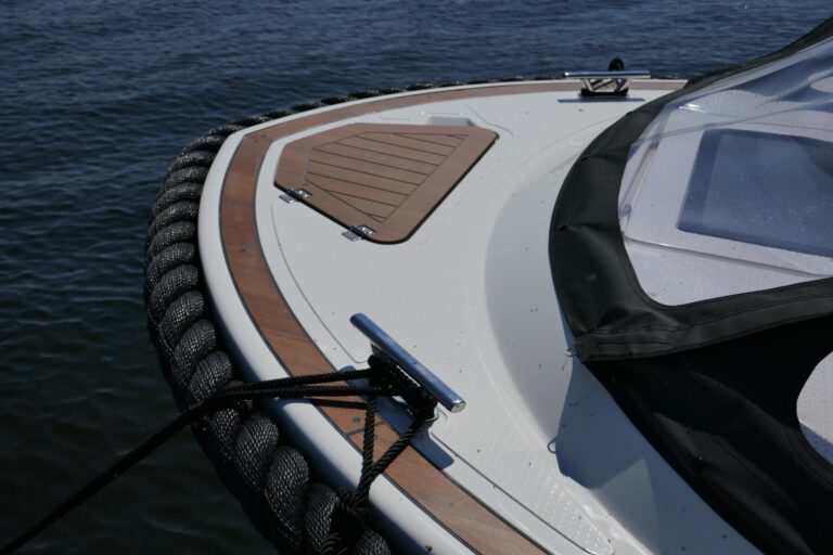 Voordek met ankerluik en kabelaring van de Oud Huijzer 740 Tender.