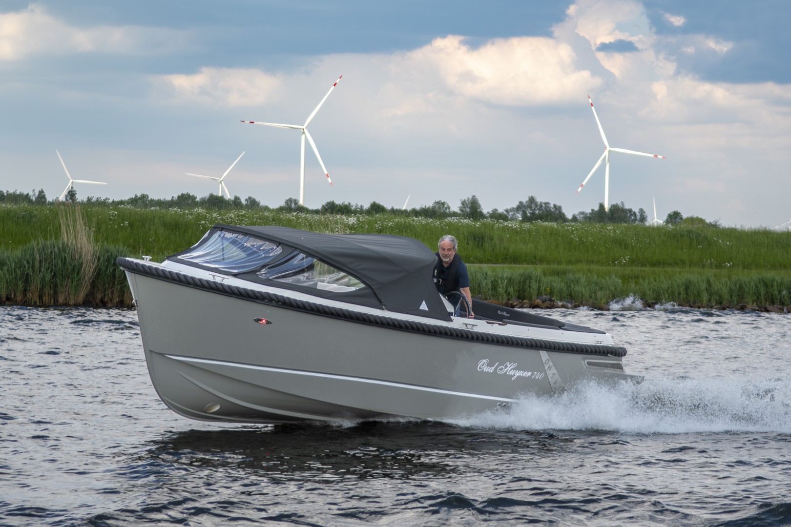 Oud Huijzer 740 Tender varend met opgezette cabrioletkap.