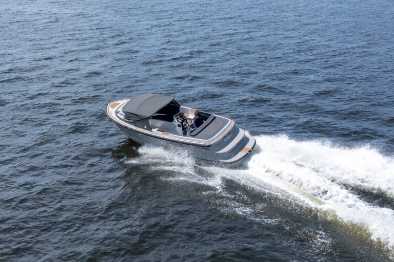 Oud Huijzer 740 Tender varend, vanuit de lucht gefotografeerd.