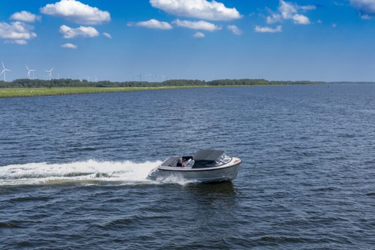Oud Huijzer 740 Tender op open water, vanuit de lucht gefotografeerd.