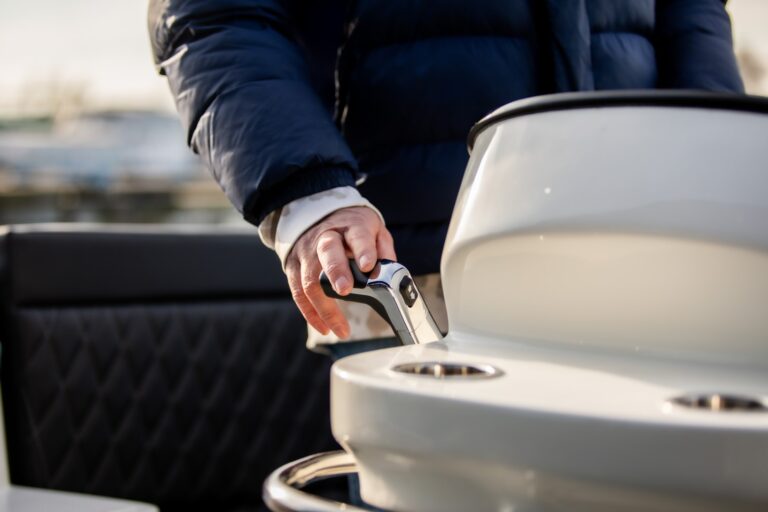 Detail van de bekerhouders bij de stuurpositie van de Oud Huijzer 740 Tender.