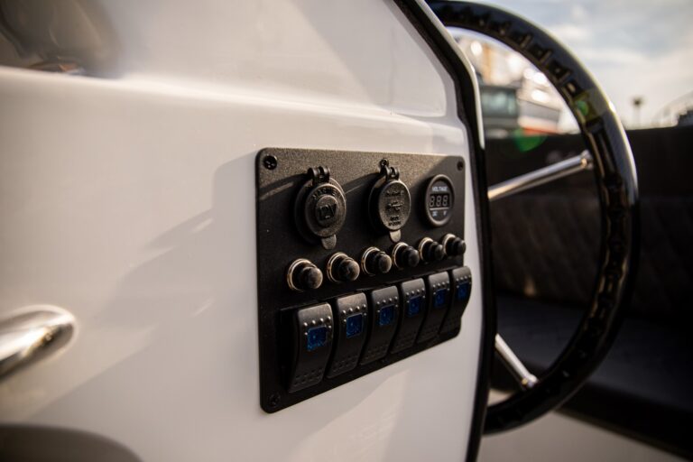 Detail van het instrumentenpaneel van de Oud Huijzer 740 Tender.