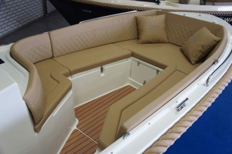 Voorste rondzit met beige kussens in de Silver 525.