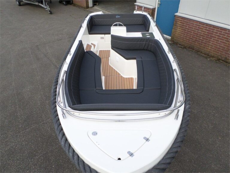 Indeling van de Silver 525 met ruime rondzit, stuurconsole en achterbank.