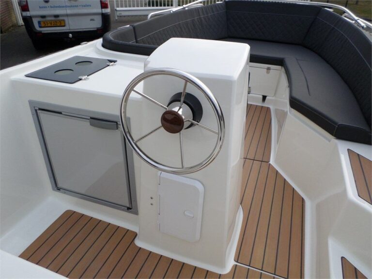 Stuurconsole met optionele koelkast in de afgebeelde Silver 525.