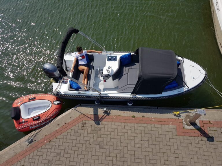 Bovenaanzicht van de Silver 525 met cabrioletkap aan de steiger.