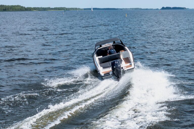 Topcraft 627 Tender varend met een buitenboordmotor achterop.