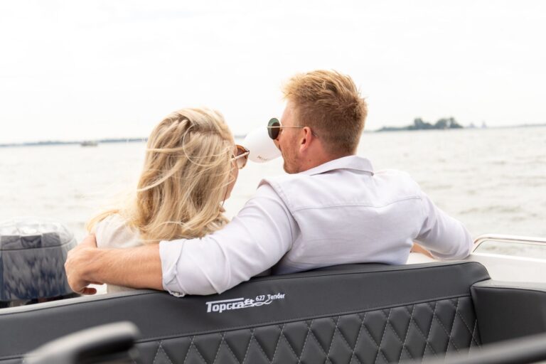 Achterbank met hoge gecapitonneerde rugleuning in de Topcraft 627 Tender.