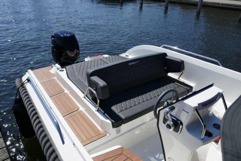 Kuipindeling, achterbank en stuurconsole van de Topcraft 627 Tender.
