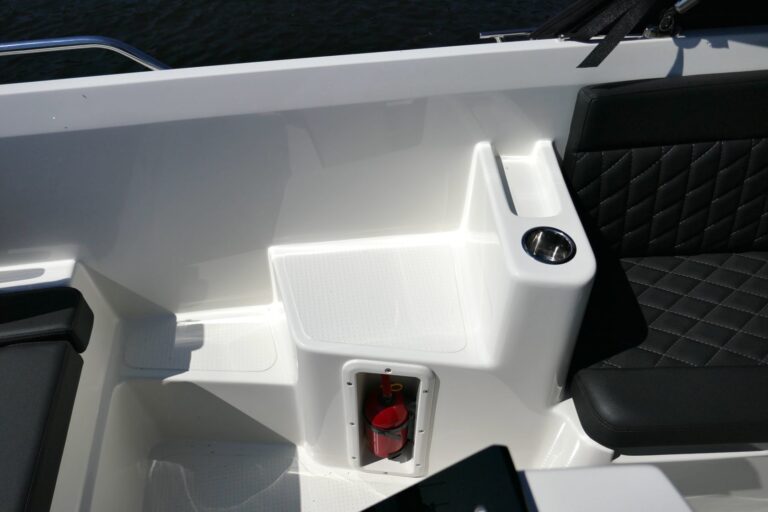 Detail van de binnenschaal, bekerhouder en brandblusser in de afgebeelde Topcraft 627 Tender.