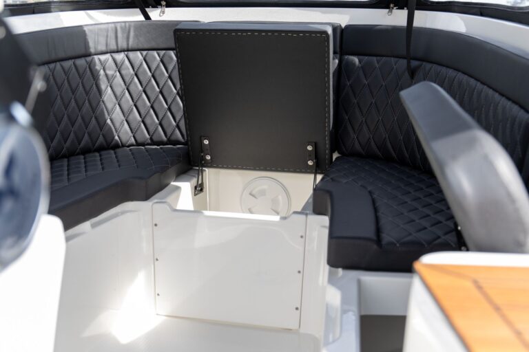 Toiletruimte voorin de afgebeelde Topcraft 627 Tender.