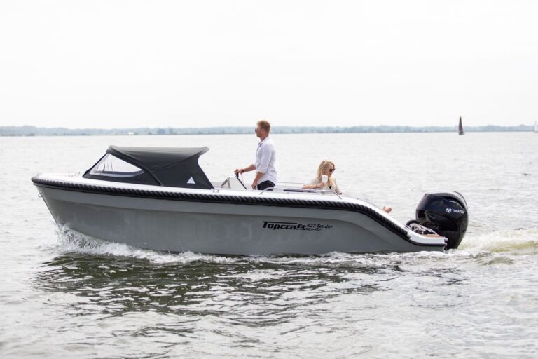 Grijze Topcraft 627 Tender in zijaanzicht tijdens het varen.