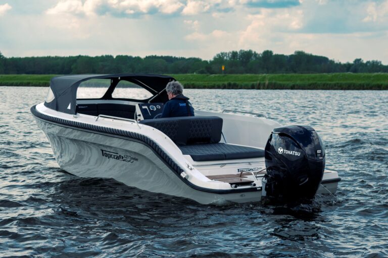 Achterzijde en buitenboordmotor van de Topcraft 627 Tender op het water.