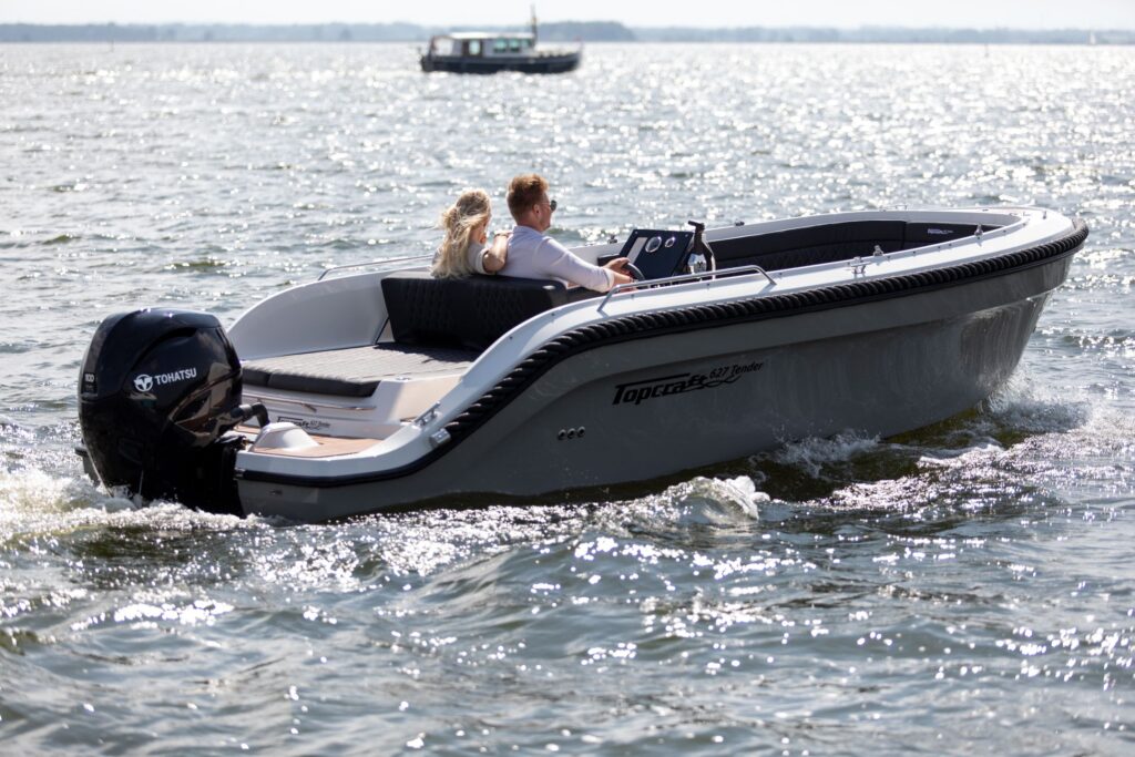 Topcraft 627 Tender met opvarenden tijdens een vaartocht.